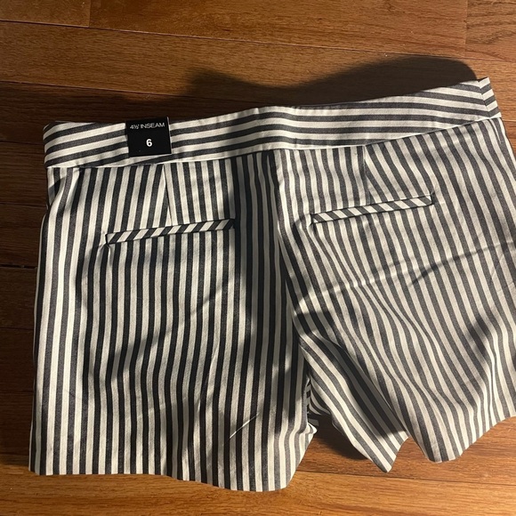 Express short black and white stripes. New with tags - Picture 4 of 9